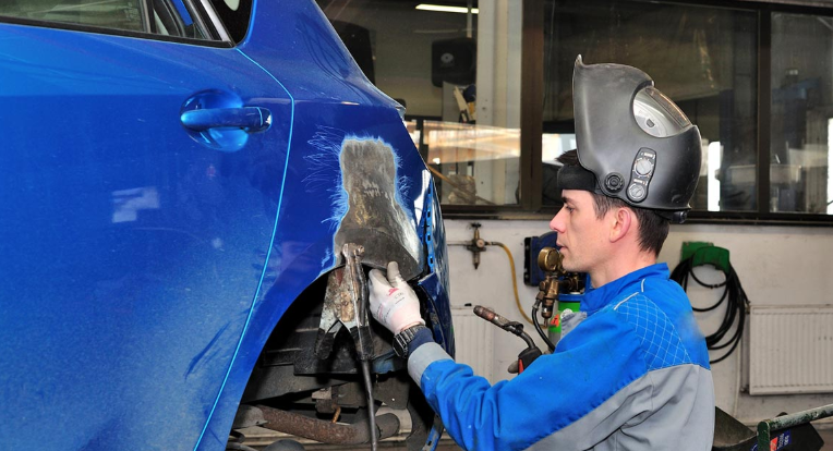 How a Local Smash Repair Centre Saves Time and Money